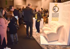 The Tired Man, dat een German Design Award heeft gewonnen, is een fauteuil naar een ontwerp van By Lassen. Het iconische design heeft robuuste rondingen en maakt daarmee een gezellige en warme indruk.